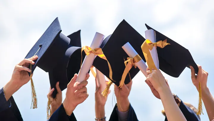 مدرک دانشگاهی در کانادا تا چه حد در کاریابی و میزان دستمزد تأثیر می‌گذارد؟